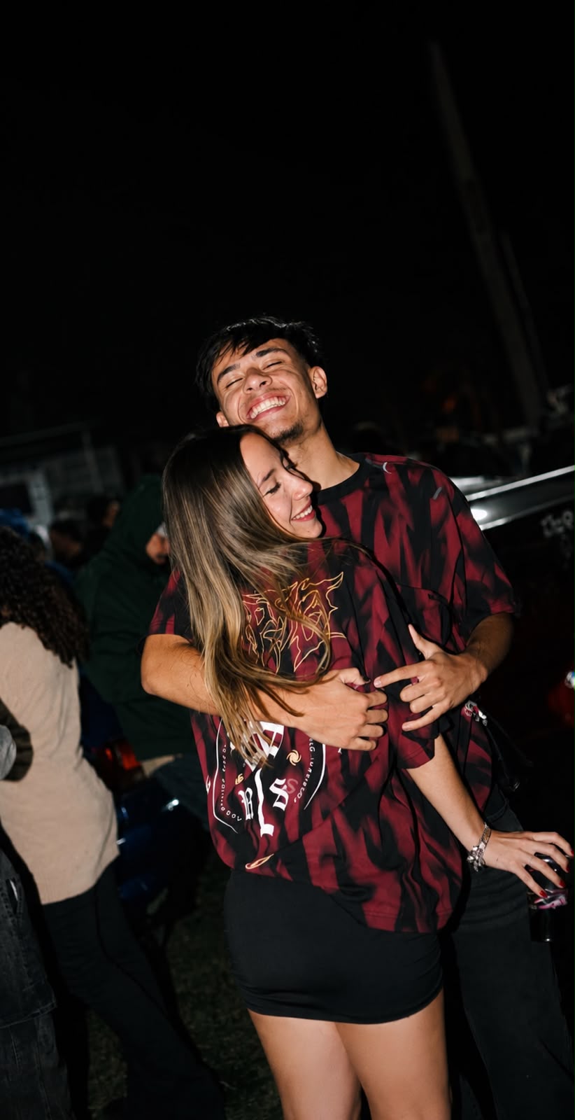 Iagostoso e Isaborosa em um abraço